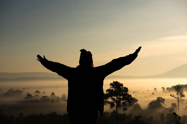Silhouette tourist woman raised hand to sunrise and feeling happ — Stock Photo, Image