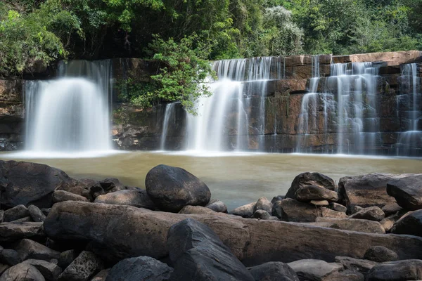 Wasserfall im walter si dit nationaler botanischer garten in khao kho — Stockfoto