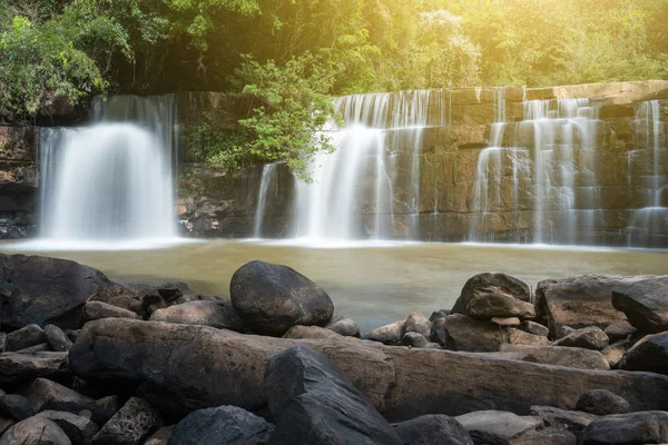 Wasserfall im walter si dit nationaler botanischer garten in khao kho — Stockfoto