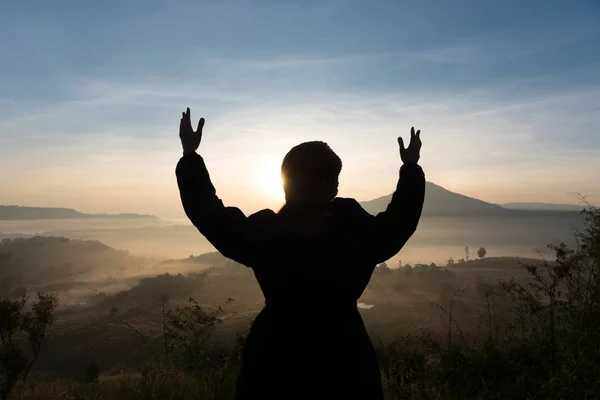 Силуэт туристическая женщина подняла руку до восхода солнца и чувствует себя happ — стоковое фото