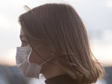 Coronavirüs COVID-19 İspanya Salgınında Tıbbi Maske Giyen Güzel Kız