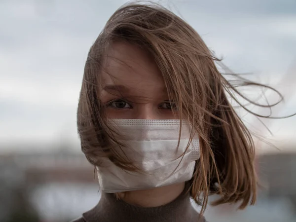 Krásná Dívka Maskou Koronaviru Covid Evropa Epidemie 2020 — Stock fotografie