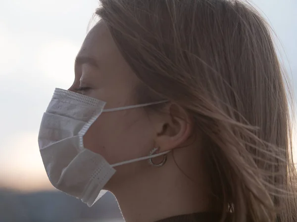 Kapalı Gözlü Güzel Kız Coronavirüs Covid Salgınında Tıbbi Maske Takıyor — Stok fotoğraf