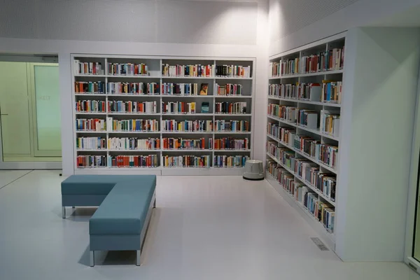 Biblioteka Publiczna w Stuttgarcie, otwarta w październiku 2011 roku i umieszczona na Placu Mailandra, została zaprojektowana przez Yi Architects i posiada ponad 500.000 książek.. — Zdjęcie stockowe