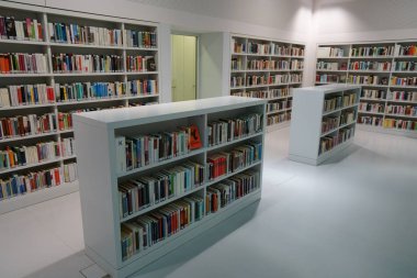 Ekim 2011 'de açılan ve Mailander Platz' a yerleştirilen Stuttgart Halk Kütüphanesi, Yi Mimarlar tarafından tasarlandı ve 500.000 'den fazla kitabı var..