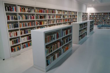 Ekim 2011 'de açılan ve Mailander Platz' a yerleştirilen Stuttgart Halk Kütüphanesi, Yi Mimarlar tarafından tasarlandı ve 500.000 'den fazla kitabı var..