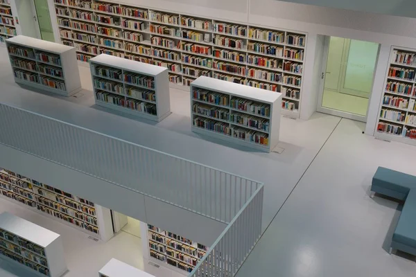 Штутгартская публичная библиотека, открытая в октябре 2011 года и размещенная на Майландер-Плац, была спроектирована архитекторами И и насчитывает более 500 000 книг. . — стоковое фото