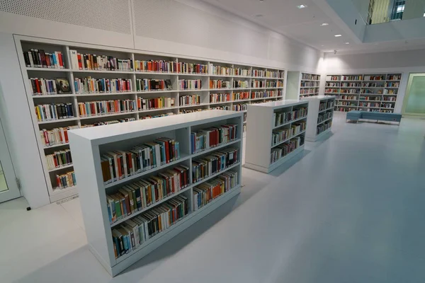 Stadsbiblioteket i Stuttgart, som öppnades i oktober 2011 och är placerat på Mailander Platz, ritades av Yi Architects och har mer än 500 000 böcker.. — Stockfoto