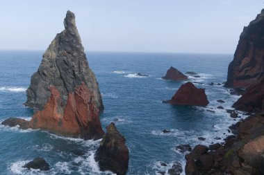 Kanalın yarımadasındaki Atlantik Okyanusu 'ndaki güzel kayalar, madeira