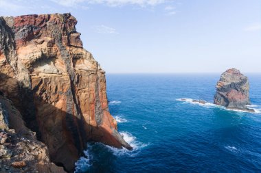 Kanalın yarımadasındaki Atlantik Okyanusu 'ndaki güzel kayalar, madeira