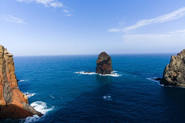 Hermosas rocas en el océano atlántico en la costa península de canical, madeira — Foto de Stock