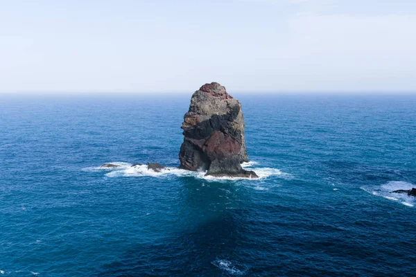 Hermosas rocas en el océano atlántico en la costa península de canical, madeira — Foto de Stock