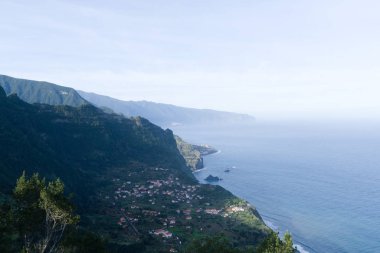 Portekiz 'in Madeira adasının kuzey kıyısındaki güzel dağ ve okyanus manzarası