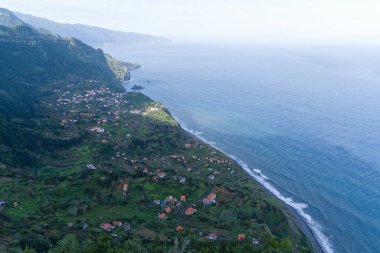 Portekiz 'in Madeira adasının kuzey kıyısındaki güzel dağ ve okyanus manzarası