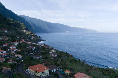Portekiz 'in Madeira adasının kuzey kıyısındaki güzel dağ ve okyanus manzarası