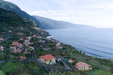 Portekiz 'in Madeira adasının kuzey kıyısındaki güzel dağ ve okyanus manzarası