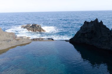 Şaşırtıcı doğa manzara Seixal, Madeira, Portekiz, Avrupa doğal lav rock yüzme havuzlu