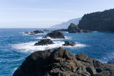 Portekiz 'in Madeira adasının kuzey kıyısındaki güzel dağ ve okyanus manzarası