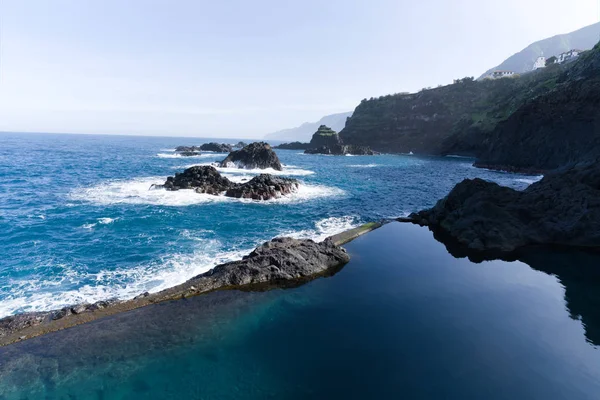 Paysage naturel incroyable à Seixal, Madère, Portugal, europe avec piscine naturelle en roche de lave — Photo