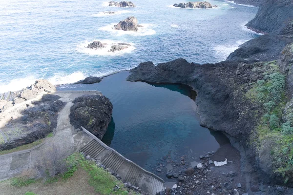 Increíble paisaje natural en Seixal, Madeira, Portugal, Europa con piscina de roca de lava natural — Foto de Stock