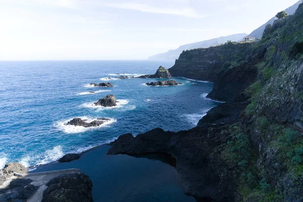 Increíble paisaje natural en Seixal, Madeira, Portugal, Europa con piscina de roca de lava natural — Foto de Stock