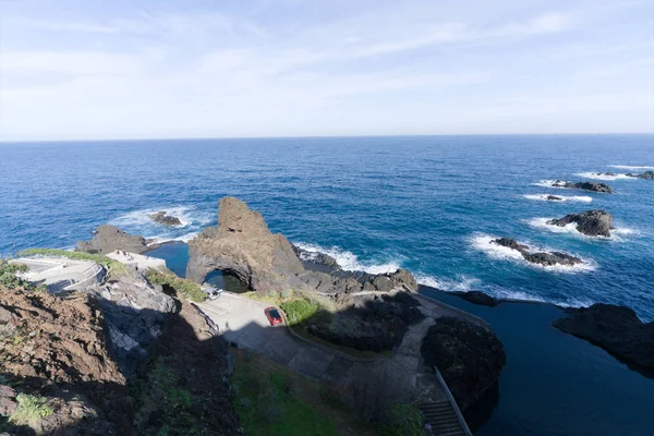 Increíble paisaje natural en Seixal, Madeira, Portugal, Europa con piscina de roca de lava natural — Foto de Stock