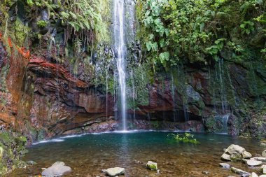 Levada yürüyüşünün sonunda güzel bir şelale, yürüyüş yolu, arka plan resmi