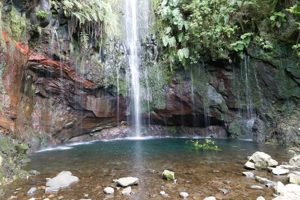 Hermosa cascada al final de una caminata levada, sendero de trekking, foto de fondo — Foto de Stock