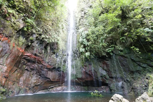 Belle cascade à la fin d'une randonnée levada, sentier de randonnée, photo de fond — Photo