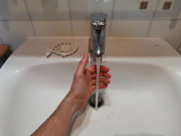 Hygienický koncept. Mytí jedné ruky s vodou — Stock fotografie