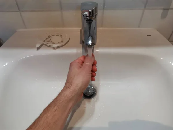 Hygienekonzept. Einhändiges Waschen mit Wasser — Stockfoto