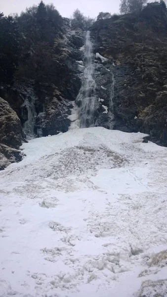 Kışın şelaleden akan buz ve — Stok fotoğraf