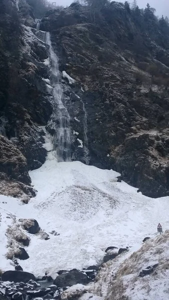 Cachoeira fluindo no inverno com tecelagem de gelo e — Fotografia de Stock