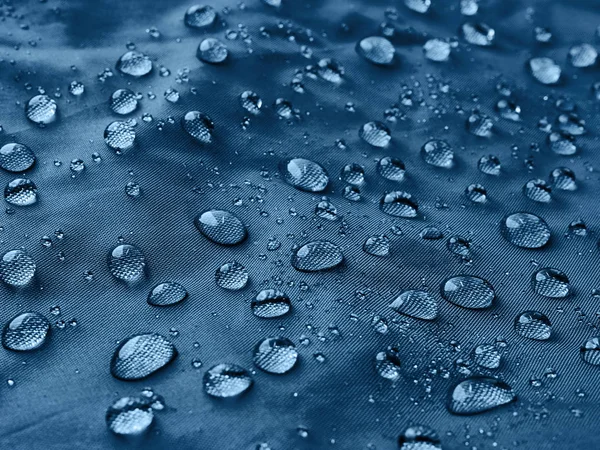 Gotas Água Chuva Tecido Impermeável Fibra Azul Fundo Azul — Fotografia de Stock