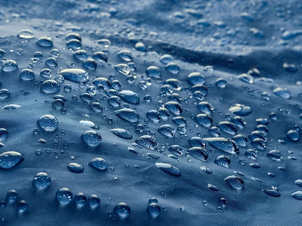 Gotas Agua Lluvia Sobre Tela Impermeable Fibra Azul Fondo Azul — Foto de Stock