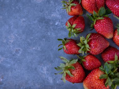 Kopya alanı ile masada Olgun çilek.
