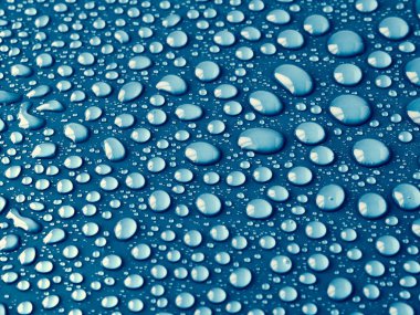 Mavi Arkaplanda Su Damlaları.