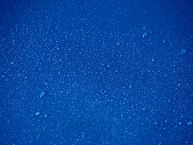 Mavi Arkaplanda Su Damlaları.