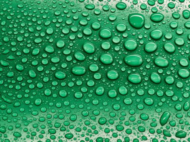 Yeşil arkaplanda su damlaları.