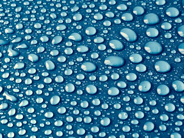 Mavi Arkaplanda Su Damlaları.