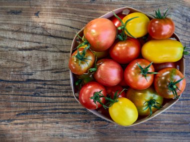 Ahşap zemin üzerinde taze olgun domatesler..