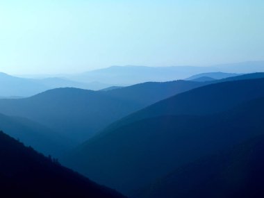 Dağlarda güzel bir gün batımı.