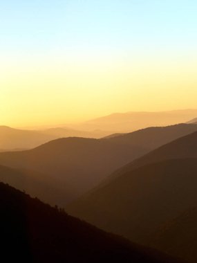 Dağlarda güzel bir gün batımı.