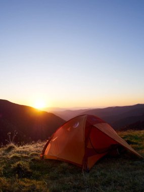 Gün batımında dağlarda çadır..