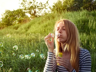 Baloncuk çıkaran bir kız.