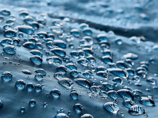 Gotas Agua Lluvia Sobre Tela Impermeable Fibra Azul Fondo Azul — Foto de Stock