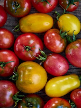 Ahşap zemin üzerinde taze olgun domatesler..