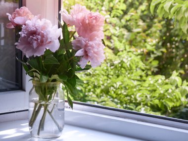 Beyaz bir pencere üzerinde bir vazo içinde şakayık güzel buket.