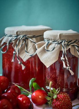 Kavanozlarda doğal çilek reçeli.