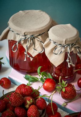 Kavanozlarda doğal çilek reçeli.